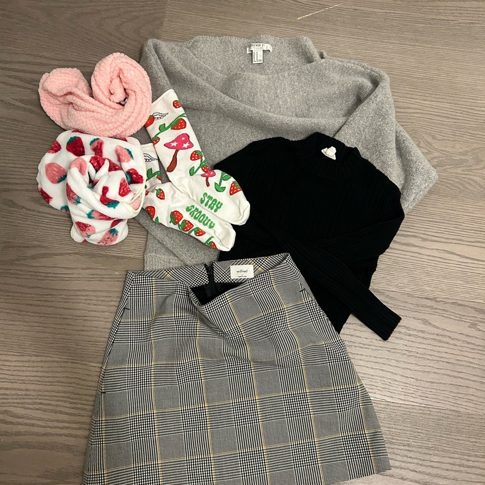Aritzia Dark Academia Bundle – Wilfred Skirt, Cozy Fall Layers + Fluevog Socks